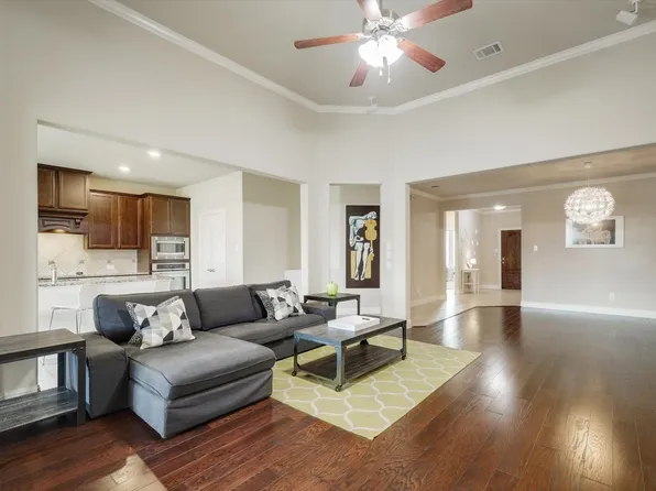 521 Northwood Dr, Oak Pt, TX 75068