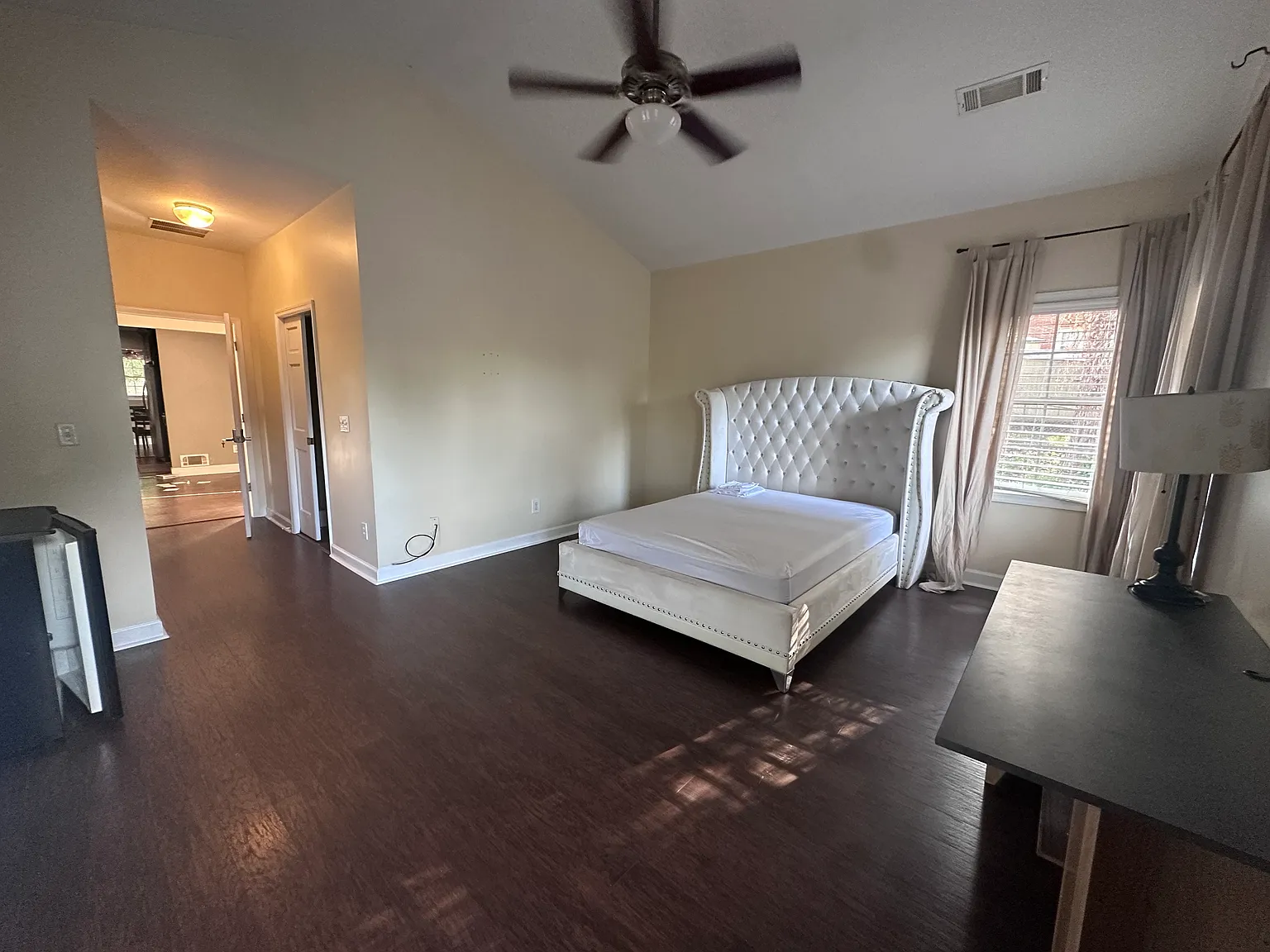 5 bed, 2300 sqft, $1,190 — Photo 2