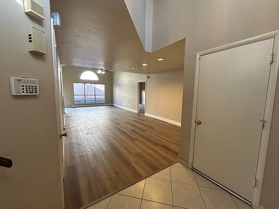 Entry/Livingroom
