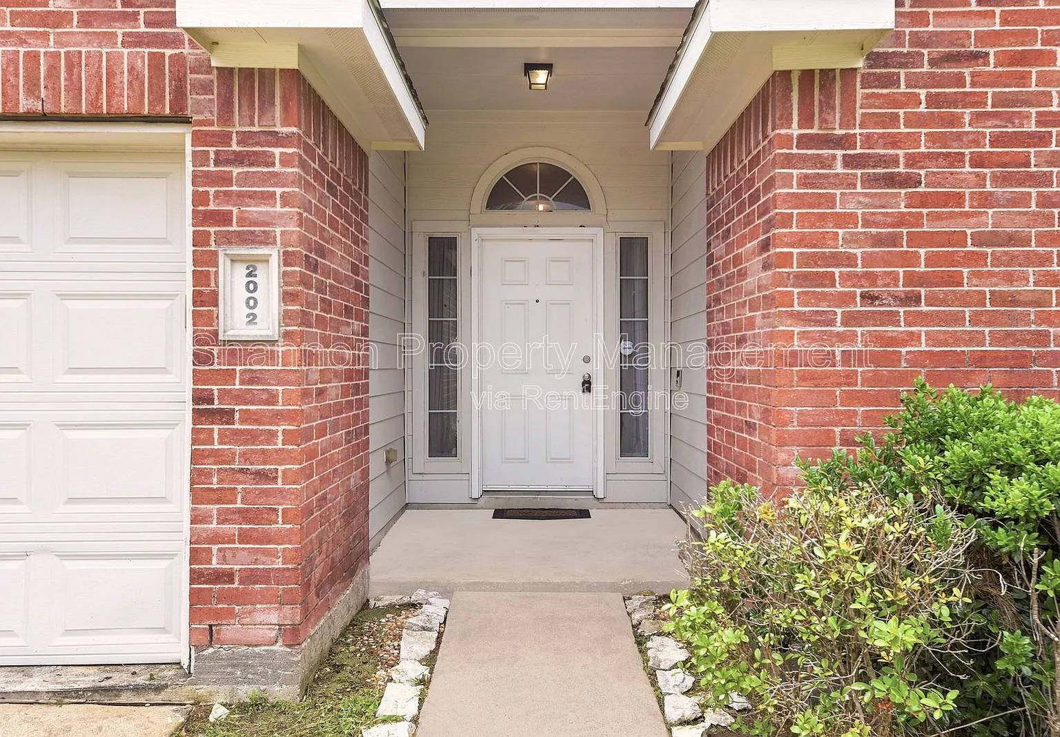 3 bed, 2.0 bath, 1820 sqft, $2,300 — Photo 2