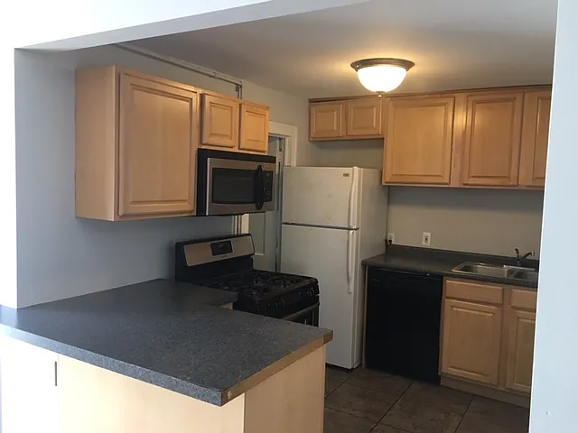 218 John St NE #1R — Photo 2