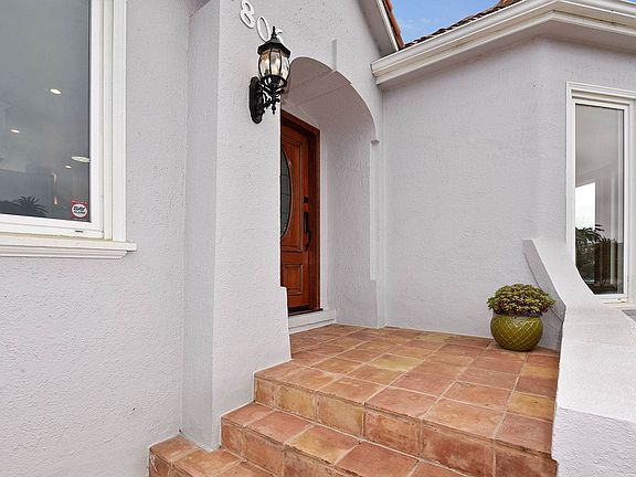 4th image of 806 Urbano Dr