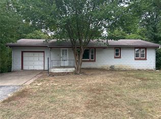 8911 NE Sammy Ln, Kansas City, MO 64155