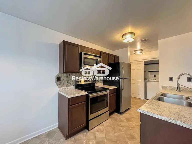 1843 Chantilly Ct #404 — Photo 7