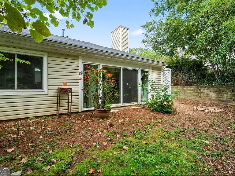 81 Hampshire Ct — Photo 29