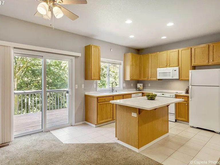 Beautiful townhome in Hillsboro near Intel ! Open concept living at its finest !!