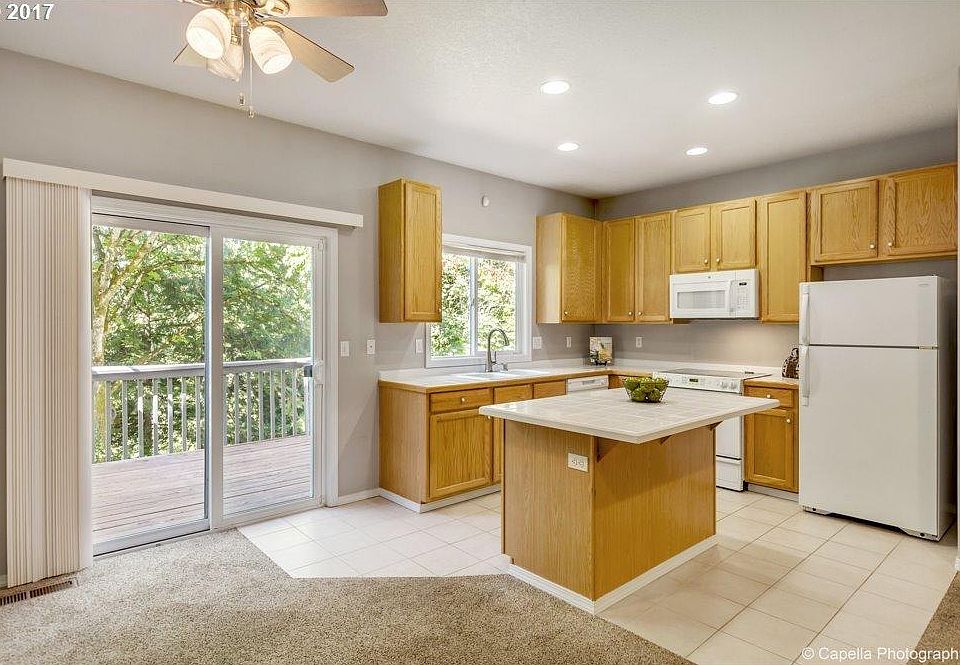 Beautiful townhome in Hillsboro near Intel ! Open concept living at its finest !!