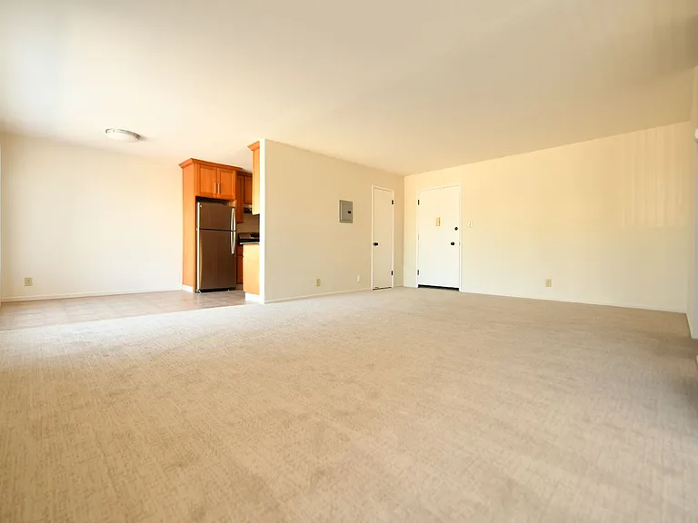 5390 Broadway — Photo 7
