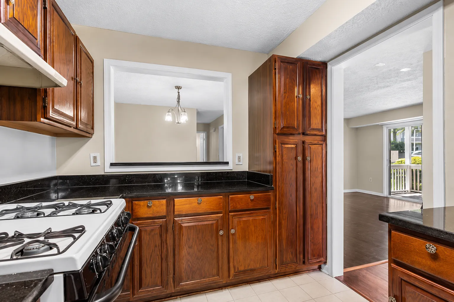 1 bed, 826 sqft, $1,800 — Photo 2