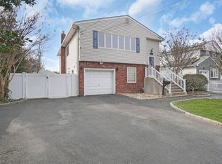 23 Madeline Ln, West Babylon, NY 11704