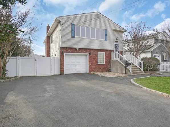 23 Madeline Lane, West Babylon, NY 11704