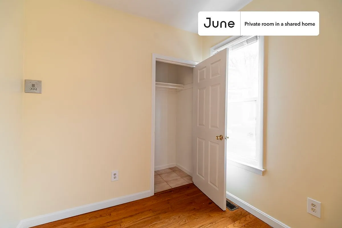 Queen bedroom in 3 bed/2 bath home in East Boston #1849 B — Photo 4