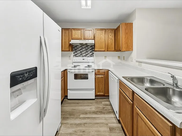 5701 Hiddenlake Dr — Photo 3