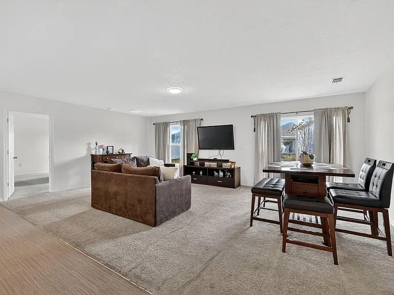 644 SW Hoffenberg Ave — Photo 5