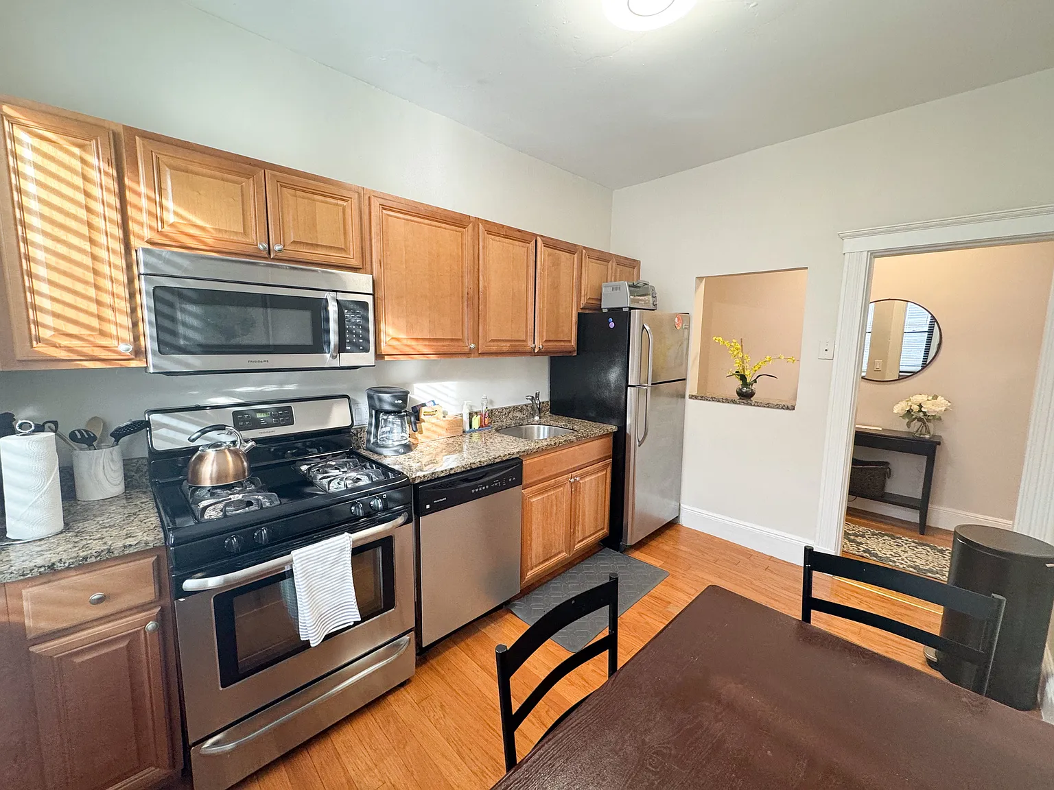 2 bed, 800 sqft, $5,000 — Photo 3