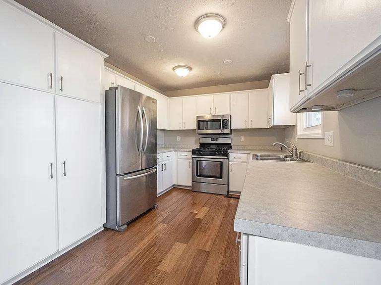 11704 Cameron Dr — Photo 17