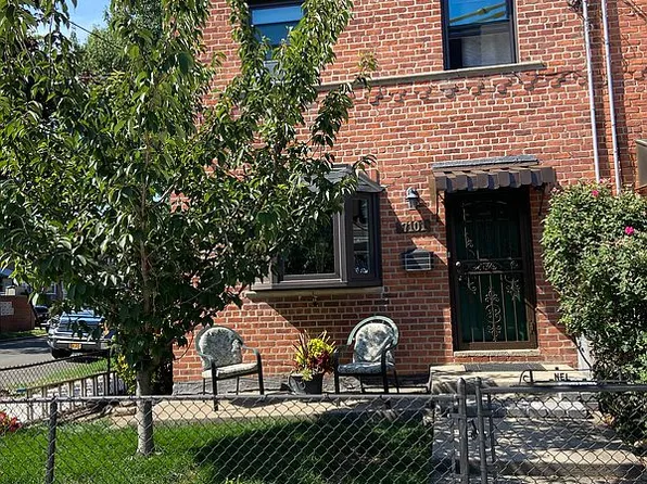 71-01 Penelope Ave, Middle Village, NY 11379