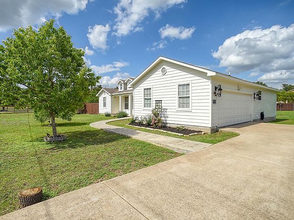 2nd image of 102 W Oak Loop