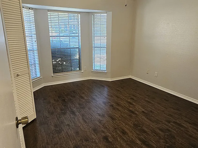 2821 Shady Grove Dr — Photo 3