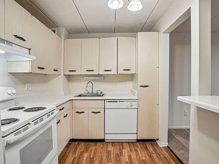 Lincoln Tower Apartments — Photo 13