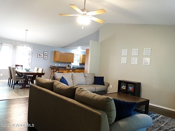 2nd image of 632 Shawn Dr