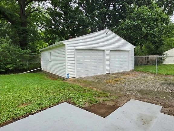 2nd image of 536 Oak Cir SW