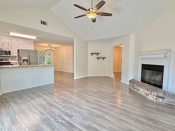 5th image of 75 Woody Ct