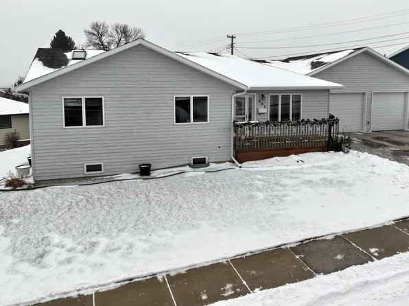 801 Custer Dr, Mandan, ND 58554