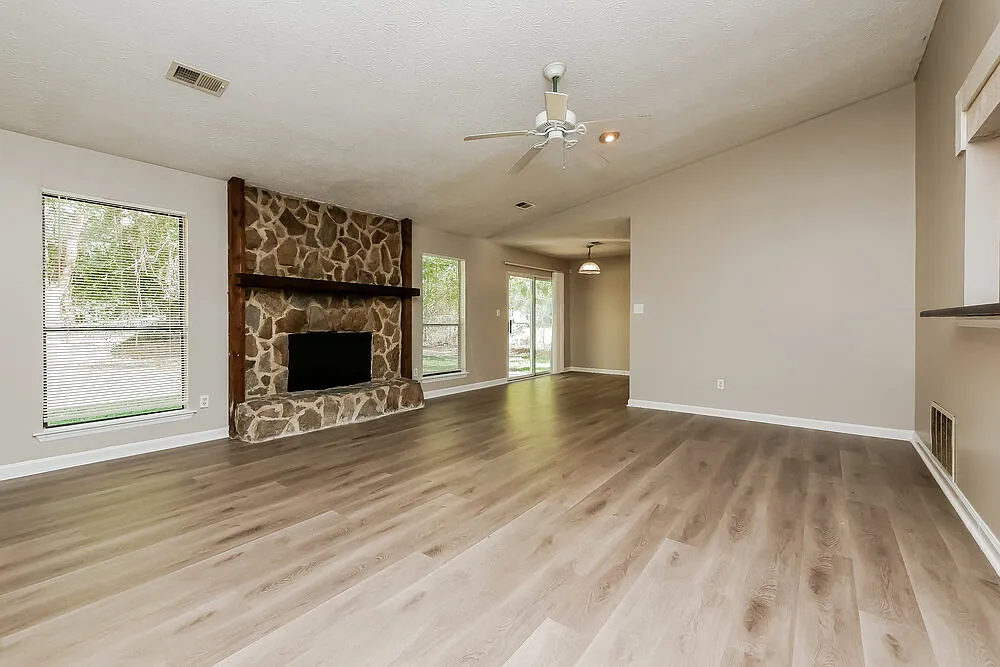 3 bed, 2.0 bath, 1422 sqft, $1,820 — Photo 4