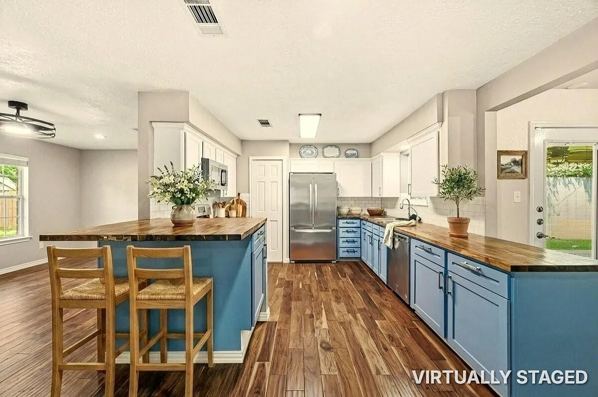 3 bed, 2.5 bath, 2402 sqft, $2,250 — Photo 3