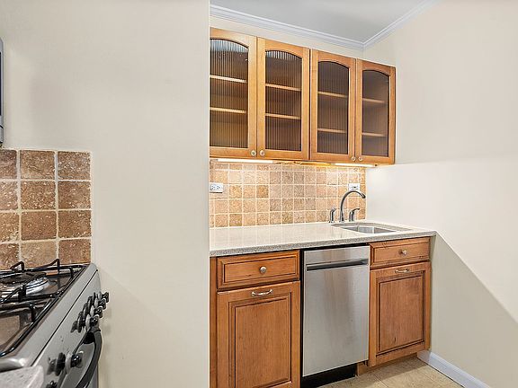 3rd image of 165 W 66th St APT 15M