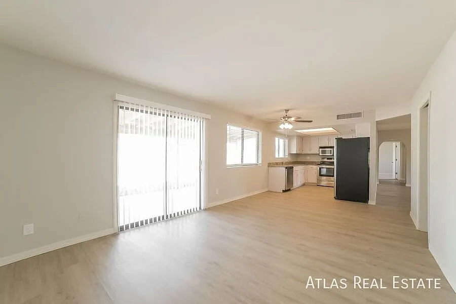 One-of-a-kind! Single Level 3 Bed/2 Bath! In Glendale! Granite Counters, New Stainless Steel Appl... — Photo 3