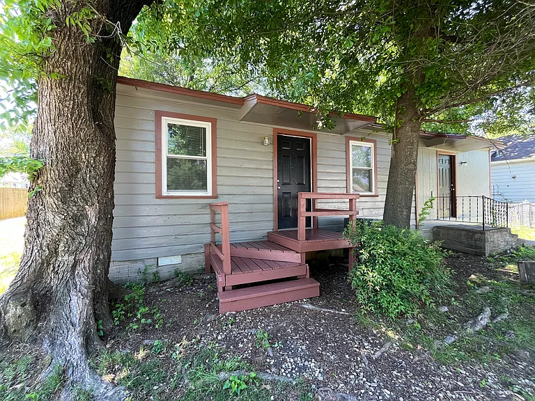 3910 Stanard St — Photo 2
