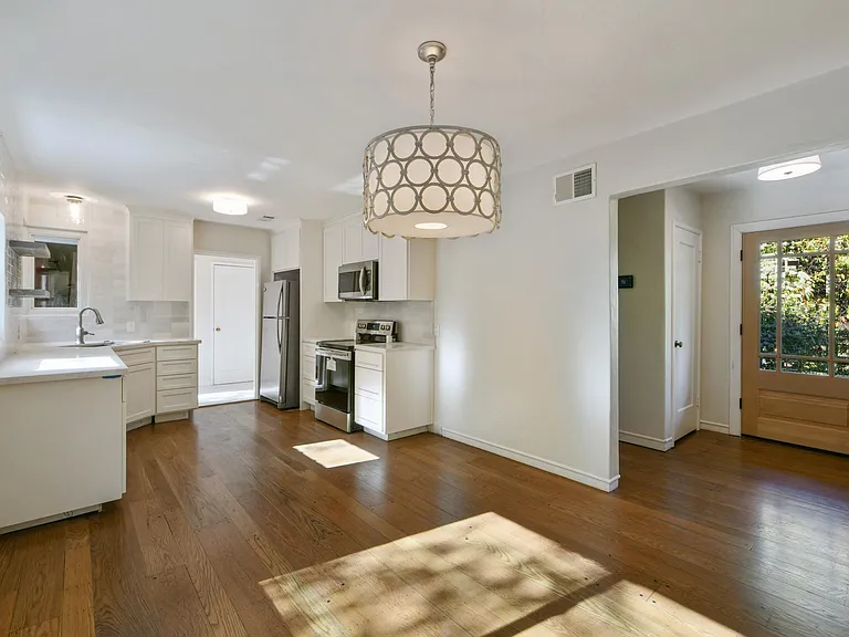 925 Hawthorn Dr — Photo 8