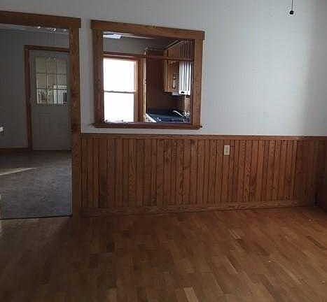 dining room to kitchen