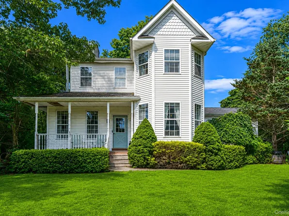 138 Holiday Boulevard, Center Moriches, NY 11934