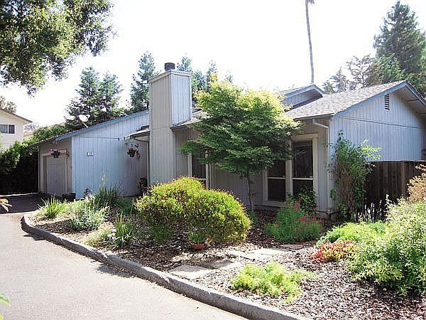front of home viewed from driveway