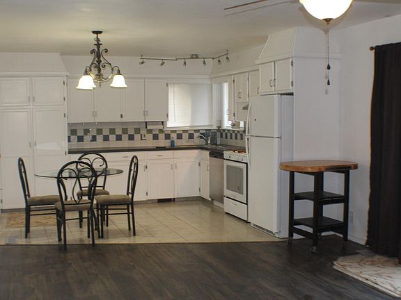 Open Kitchen Dining, Den