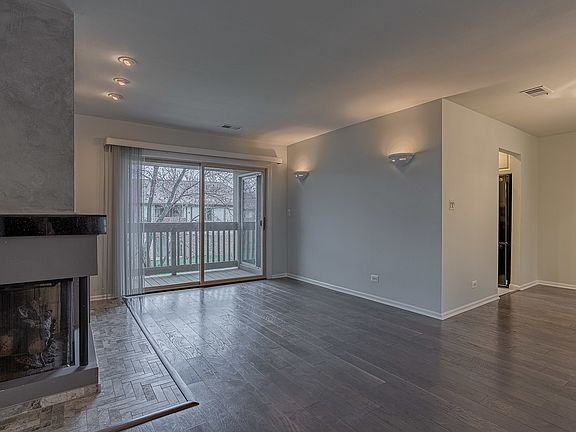 4th image of 905 Surrey Dr APT 2A