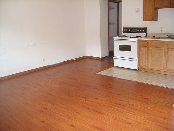 3rd image of 827 W 12th St APT A