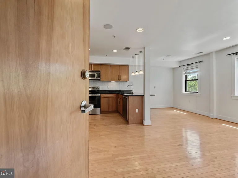 1524 Independence Ave SE #303 — Photo 5