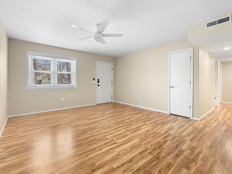 304 SE B St — Photo 4