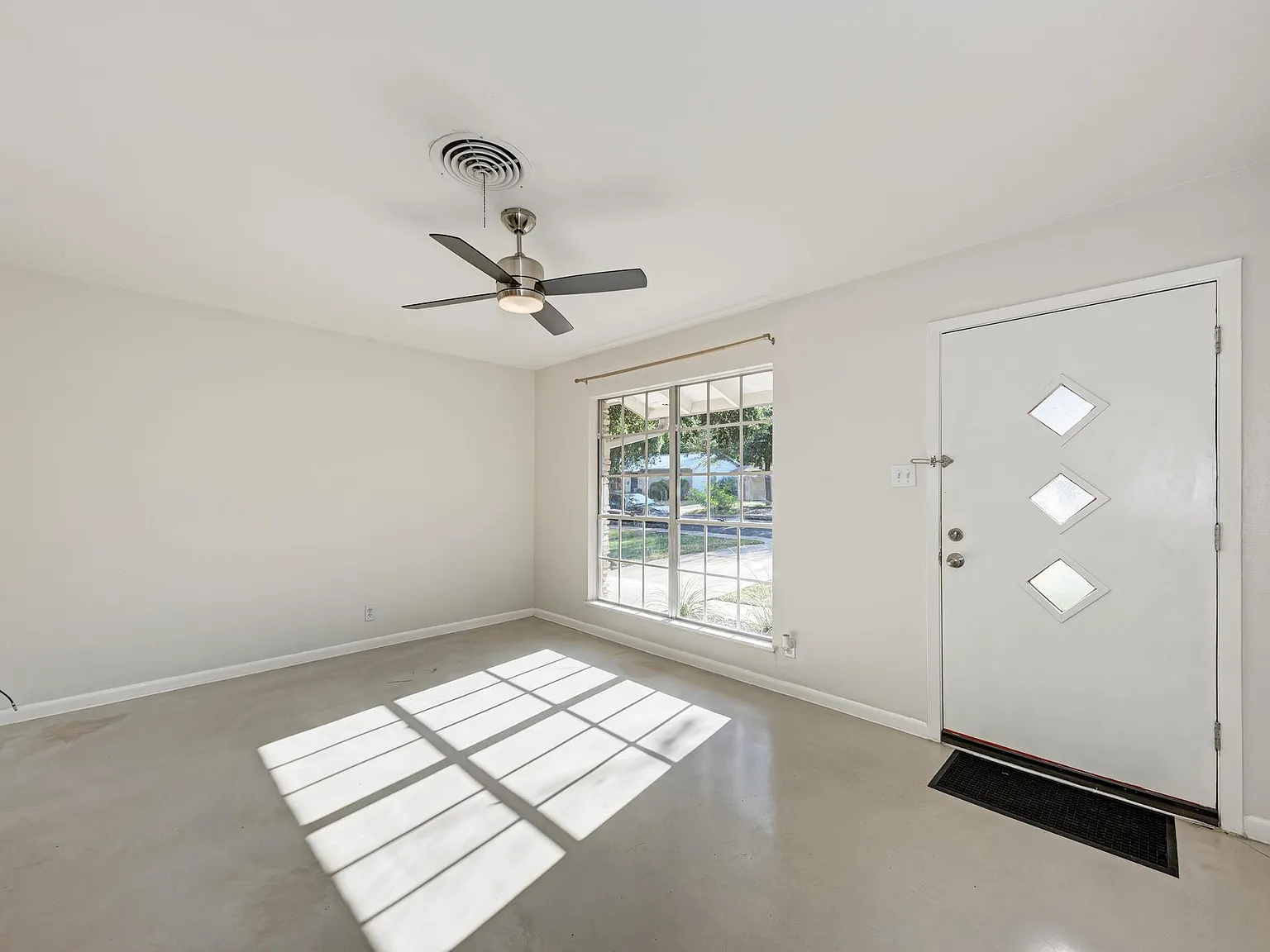 3 bed, 2.0 bath, 1122 sqft, $2,950 — Photo 2