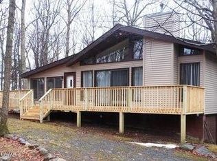 128 Rodeo Dr, Lords Valley, PA 18428