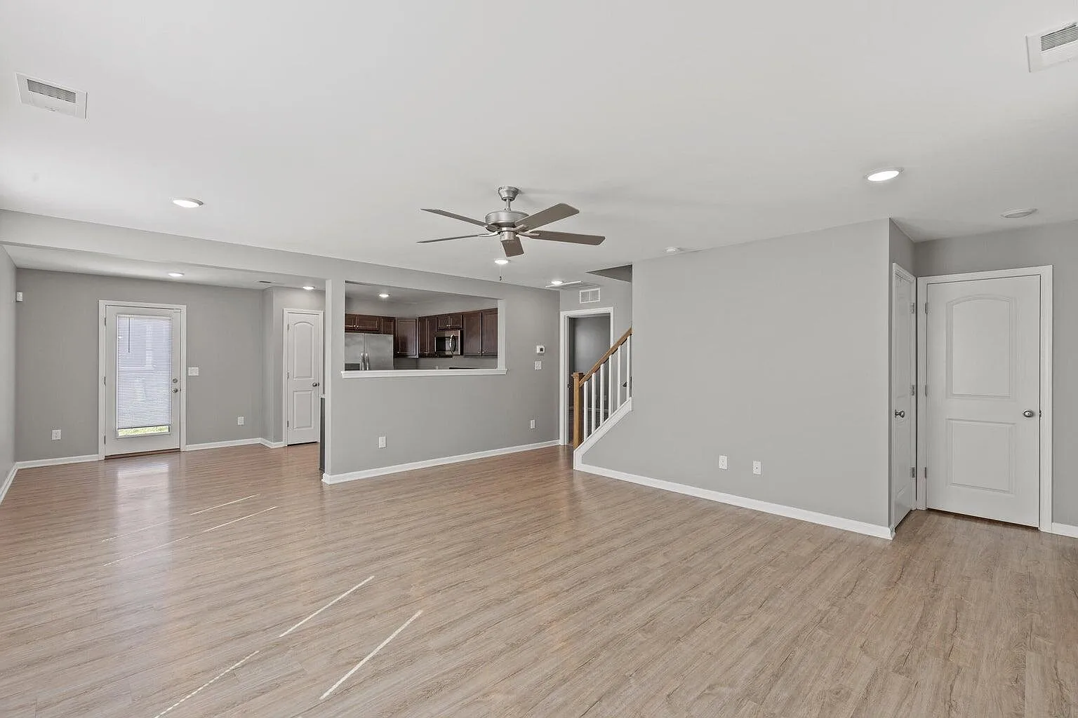 4 bed, 2.5 bath, 2100 sqft, $2,500 — Photo 4