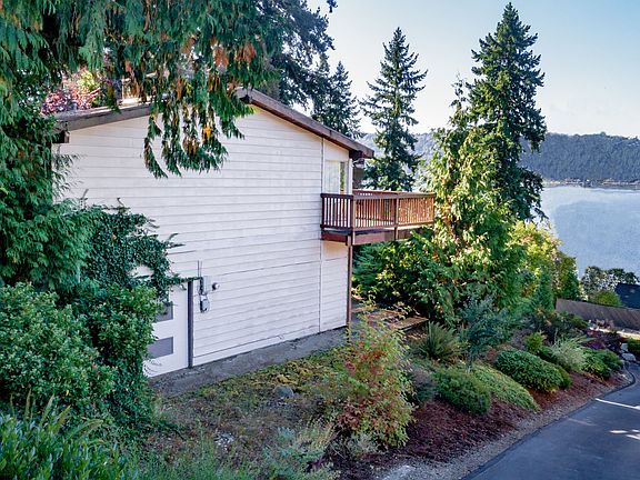 2nd image of 2911 E Lake Sammamish Pkwy SE