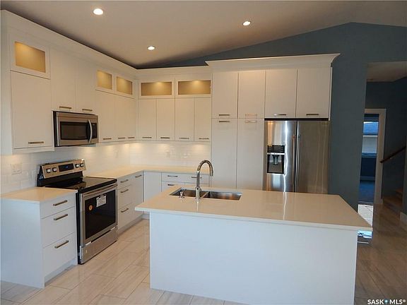 3rd image of 605 Confederation Dr