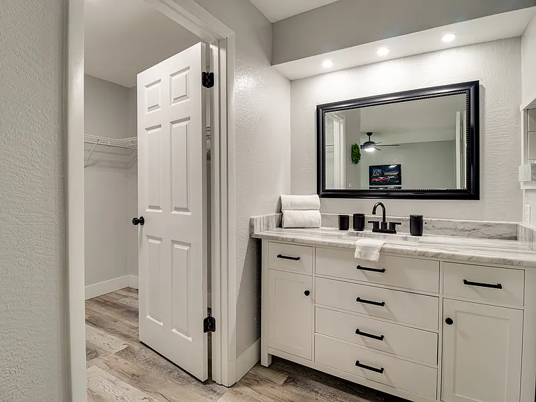 427 W Rich Ave — Photo 11
