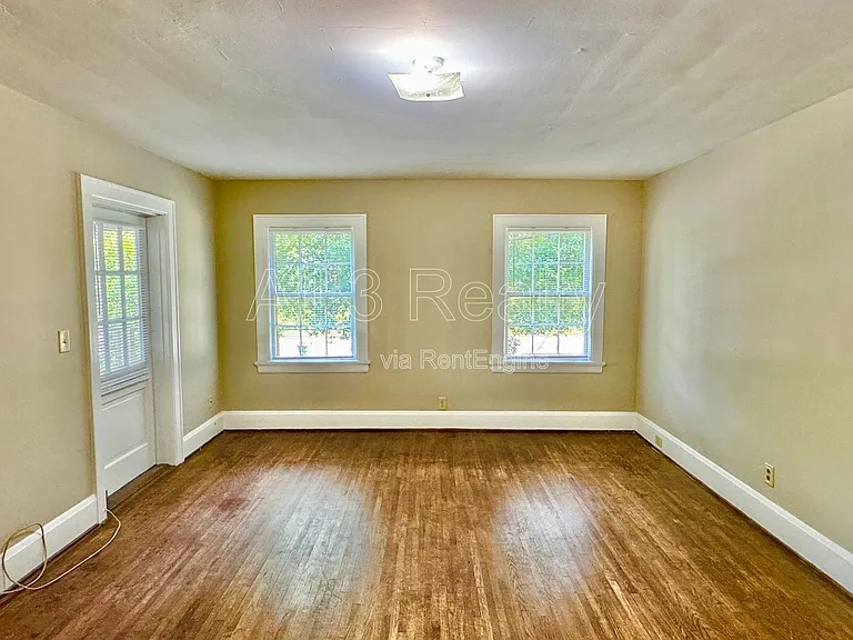 440 E Fairview Ave — Photo 10