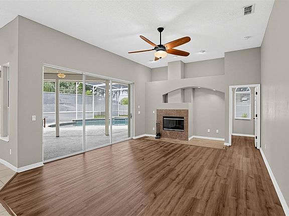 3rd image of 248 HUNTRIDGE WAY